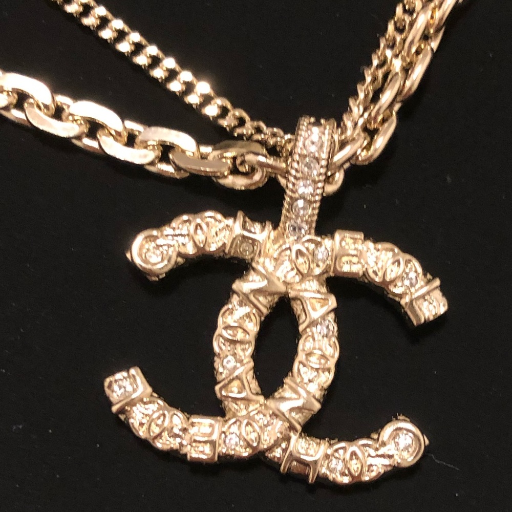 Chanel Necklace (Free Dior lip glow) - Picture 3 of 16